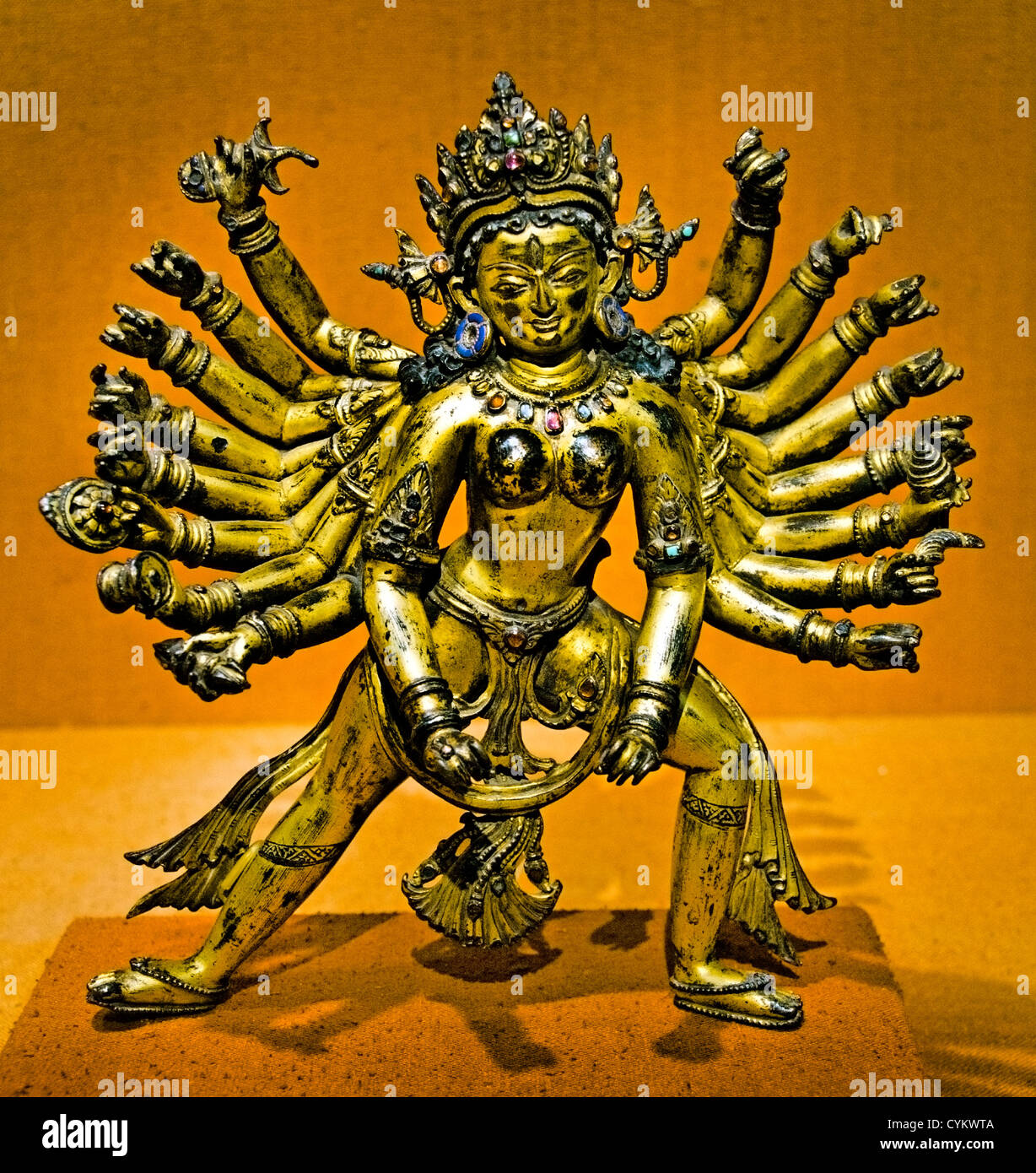 Durga comme tueuse du démon Mahishasura Mardini Buffle Mahisha 14e-15e siècle cuivre Népal incrusté de pierre fine 21 cm Banque D'Images
