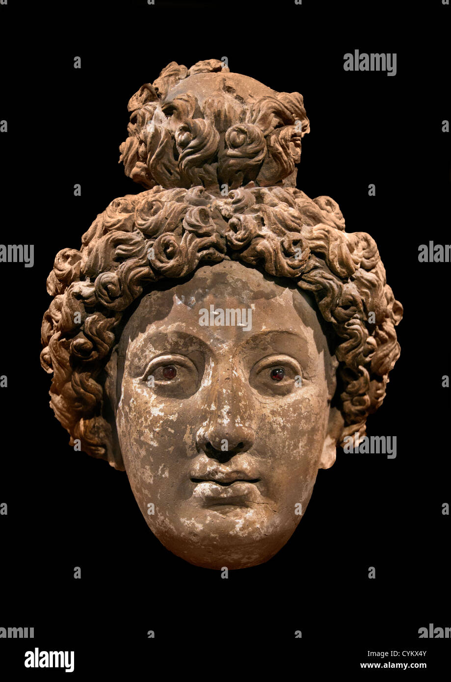 Tête d'un Bouddha ou Bodhisattva 5ème 6ème siècle Afghanistan Hadda Argile avec les yeux grenat en médaillon 31cm Sculpture Banque D'Images