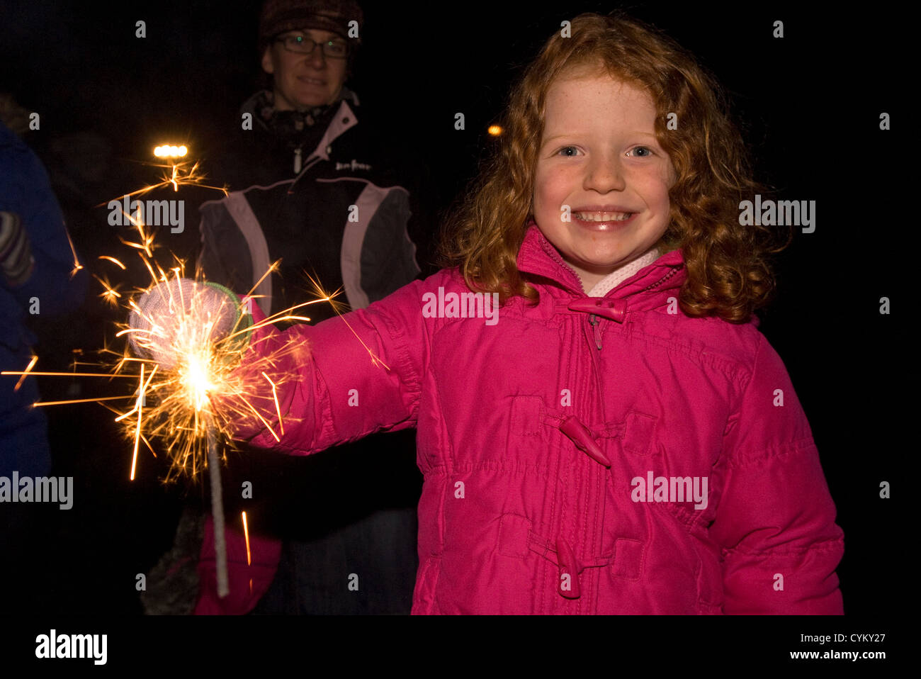 6 ans, fille d'avoir du plaisir avec les cierges magiques au feu d'artifice, chiddingfold, Surrey, Royaume-Uni. novembre 2012. Banque D'Images
