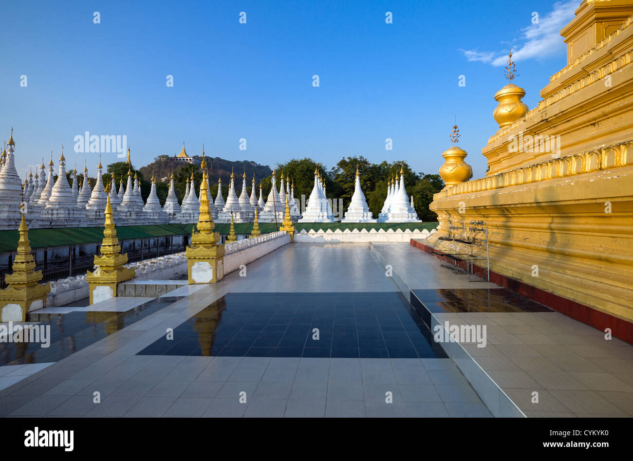 Le Myanmar, Mandalay, le temple Kuthodaw Paya, connu comme "olso plus grand livre du monde'. Banque D'Images