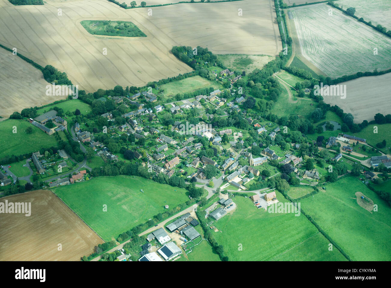 Vue aérienne de la ville et des champs Banque D'Images