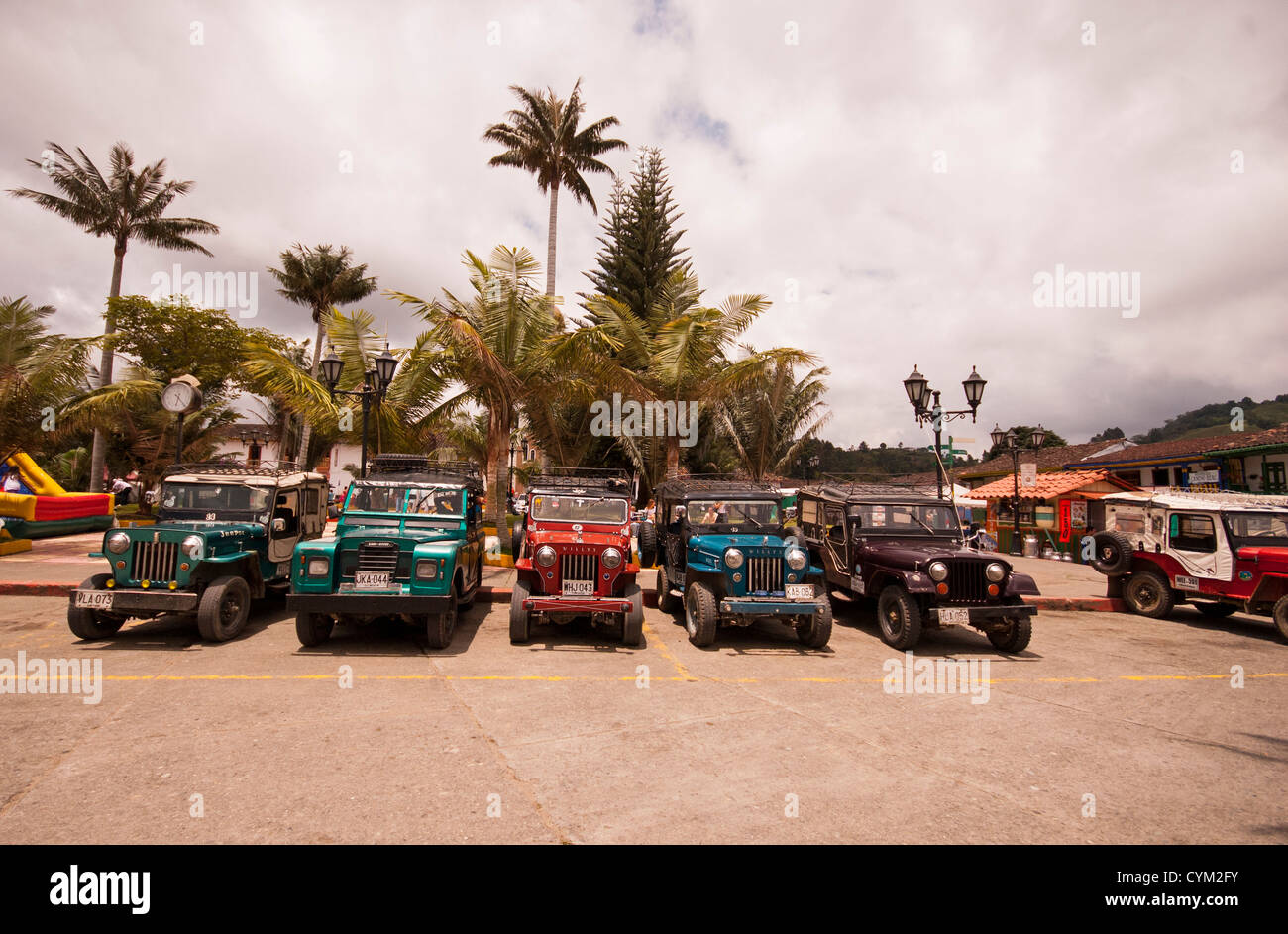Vieux jeeps à la place principale de Salento, Colombie Banque D'Images