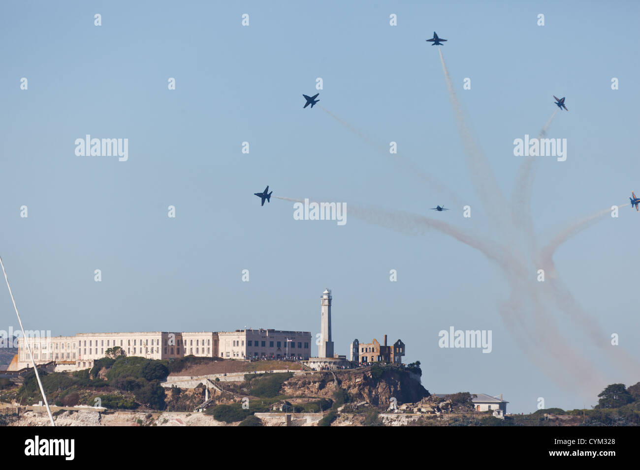 Effectuer des Blue Angels motif fleur de lis dans un spectacle aérien acrobatique sur l'île d'Alcatraz et la baie de San Francisco pendant la semaine de la flotte Banque D'Images