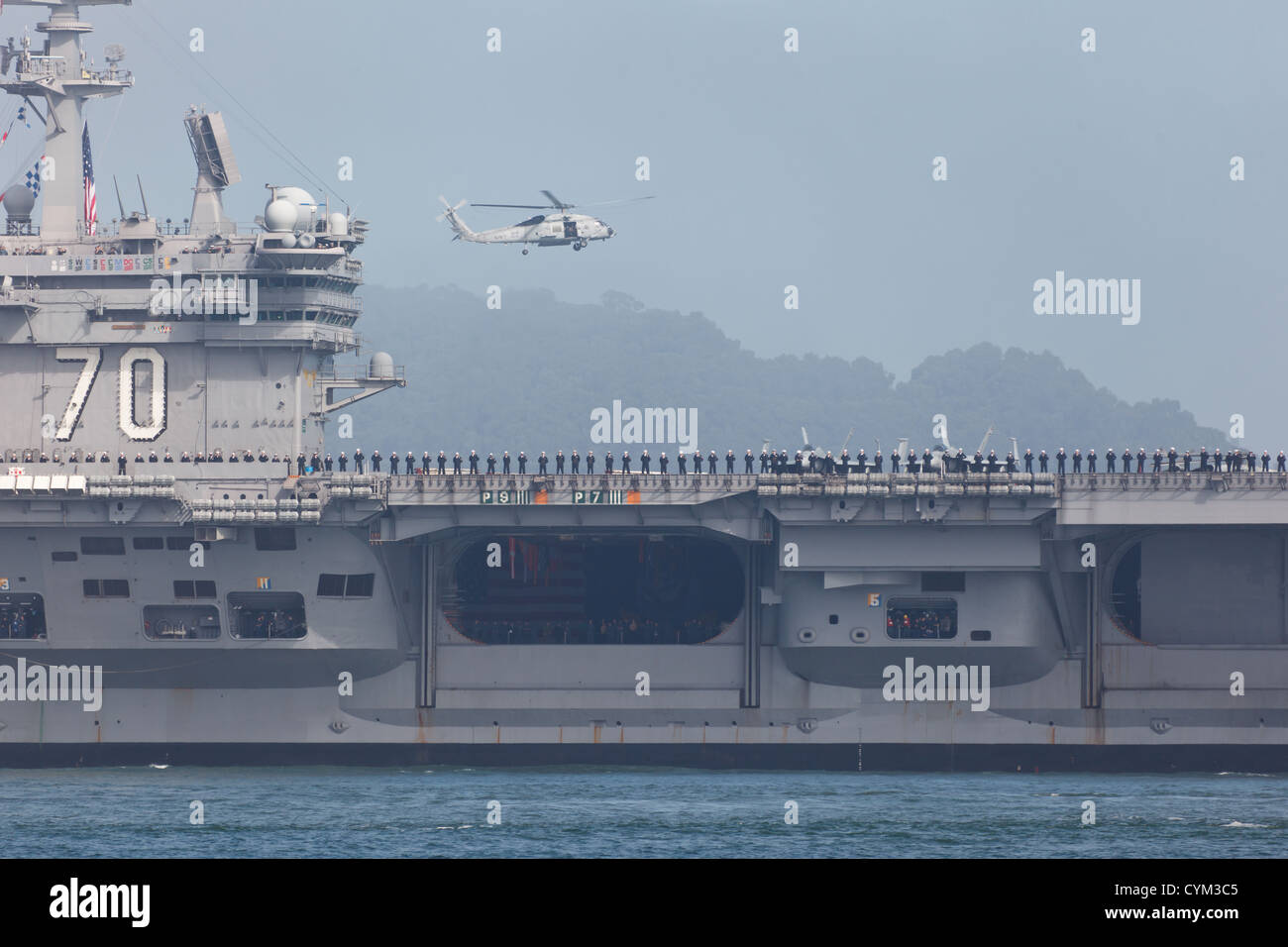 Détail de l'envol du US Navy porte-avions USS Carl Vinson et d'hélicoptère  en vol stationnaire au cours de la semaine de la flotte dans le brouillard  sf bay Photo Stock - Alamy