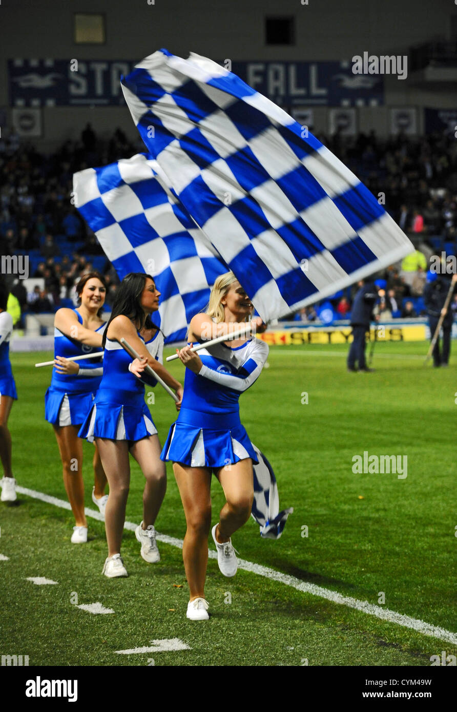 Gullys Girls Cheerleaders se produisant avant un match de football Brighton et Hove Albion à l'Amex Stadium UK 2012 Banque D'Images