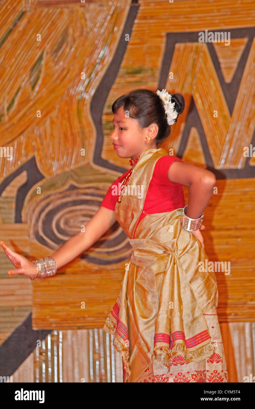 Bihu, tribus assamais Bihu traditionnelle danse à Namdapha festival culturel eco, Miao, de l'Arunachal Pradesh, Inde Banque D'Images