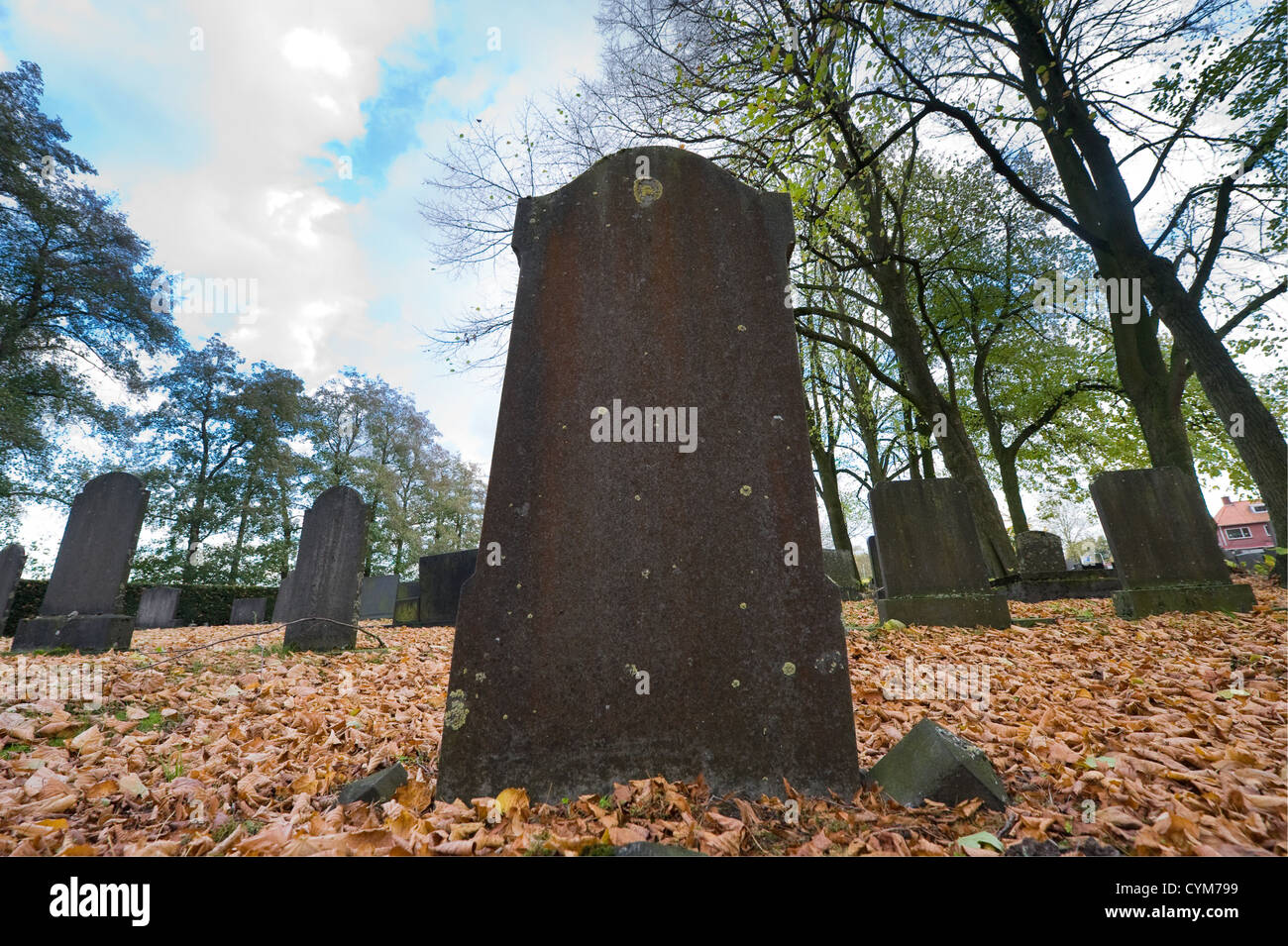 Une vieille tombe sur un cimetière à l'automne Banque D'Images