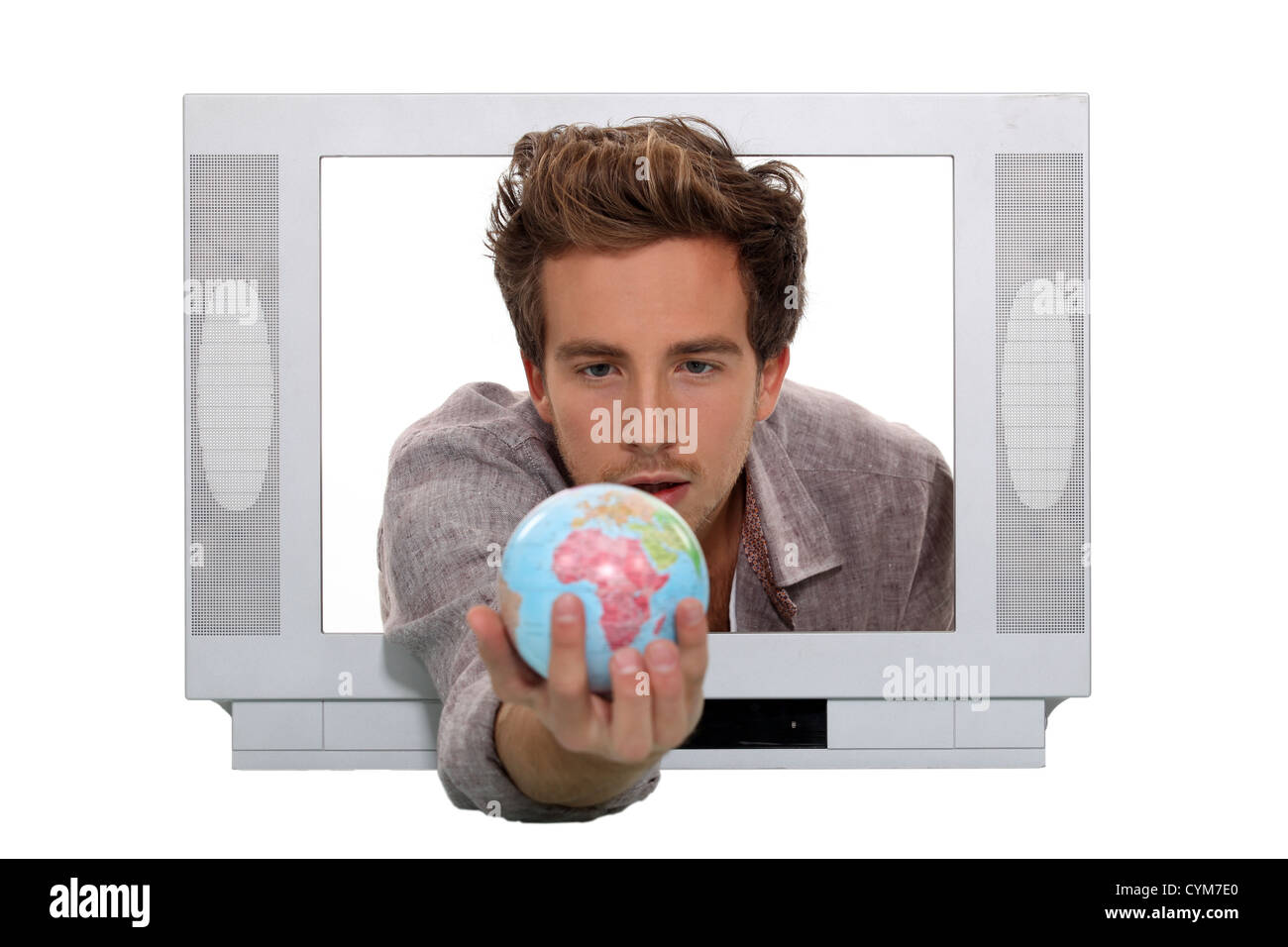 Homme à l'intérieur d'television holding globe Banque D'Images
