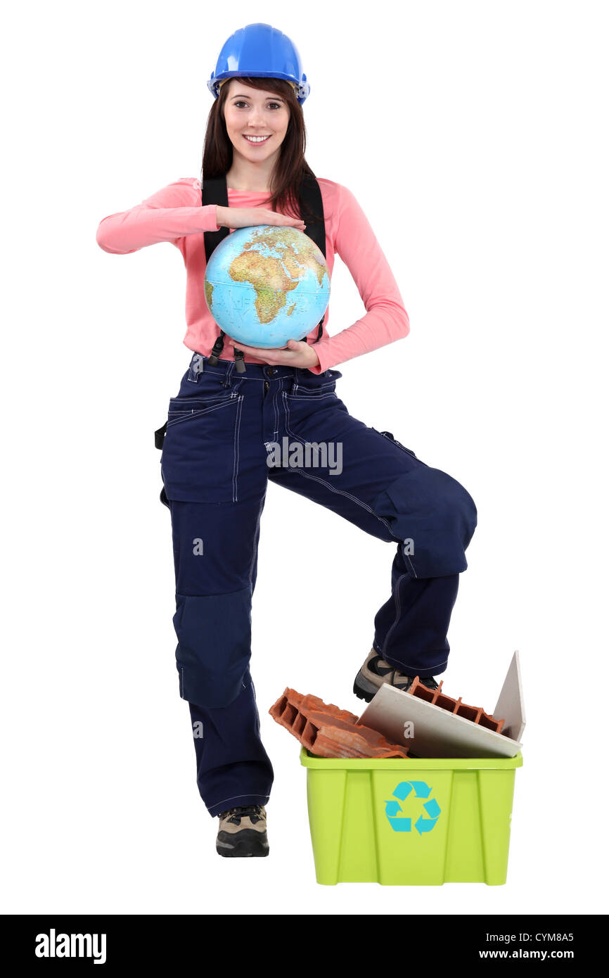 Ouvrier féminin holding globe Banque D'Images