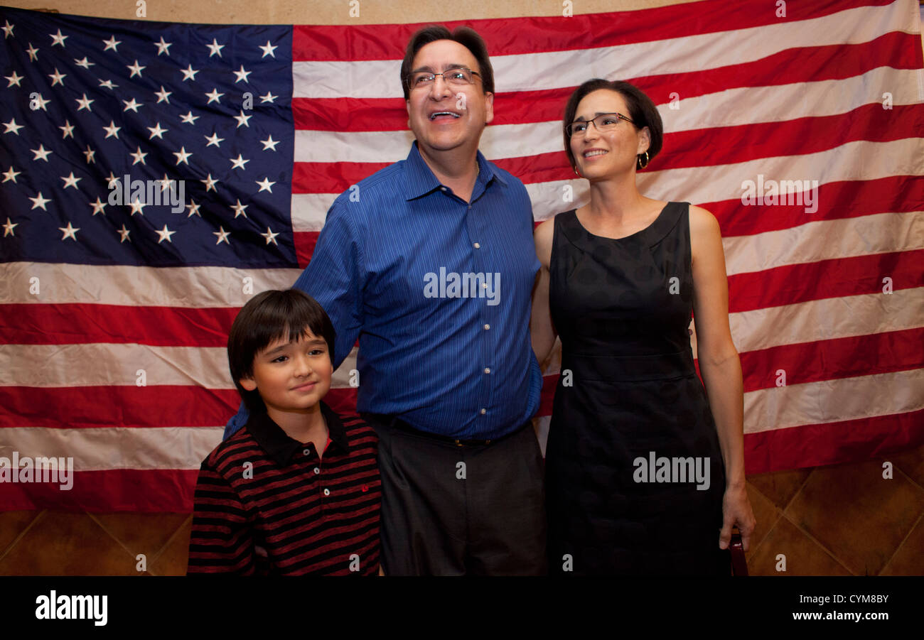 Le membre du Congrès élu Pete Gallego avec femme Elena et son fils Nicolas après avoir remporté l'élection au Congrès des États-Unis de la Texas CD-23 Banque D'Images