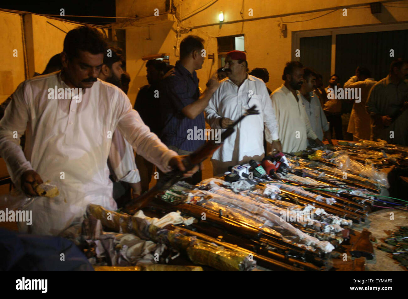 CID officiels que les armes saisies récupérées lors de la recherche d'un bus de passagers venant de Khyber Pakhtoonkhawa à Karachi, au cours d'une conférence de presse au bureau de l'est creuser à Karachi le mercredi, Novembre 07, 2012. CID récupéré une grande quantité d'armes qui s'efforce de transférer à Karachi et a dû être utilisé par l'extorsion de la mafia et de tueurs cible, y compris 19, 21, radiers SMG 4Pistolets, Grenade Launcher, RPG et une grande quantité de balles pour différents types de munitions. Banque D'Images
