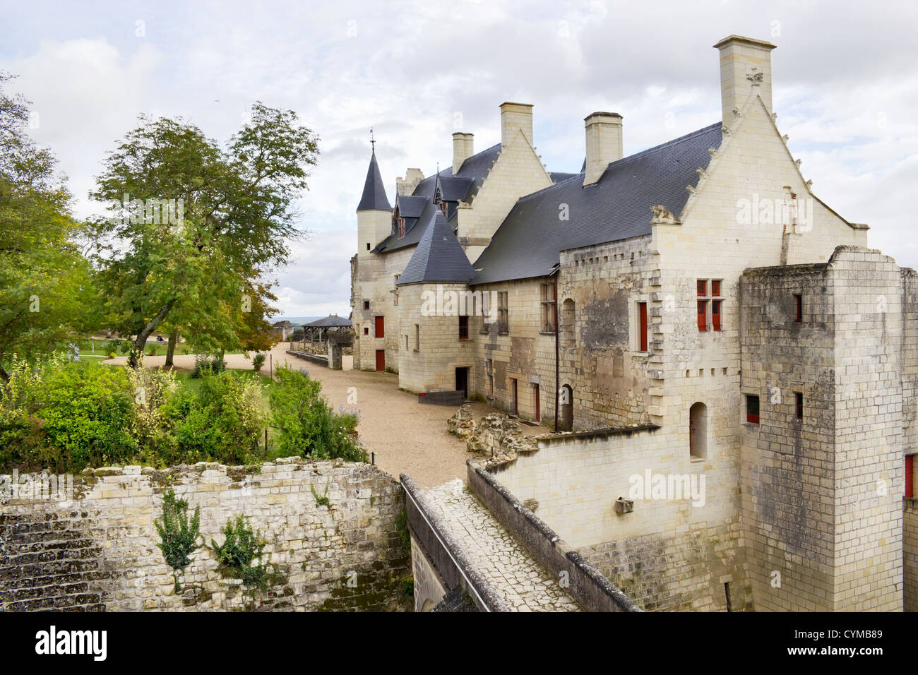 Ancien domaine public ruiné tour du château et la brique mur jaune à l'arrière-plan de l'automne paysage ciel Banque D'Images