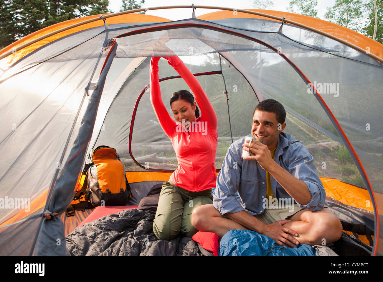 Couple sitting in tent Banque D'Images