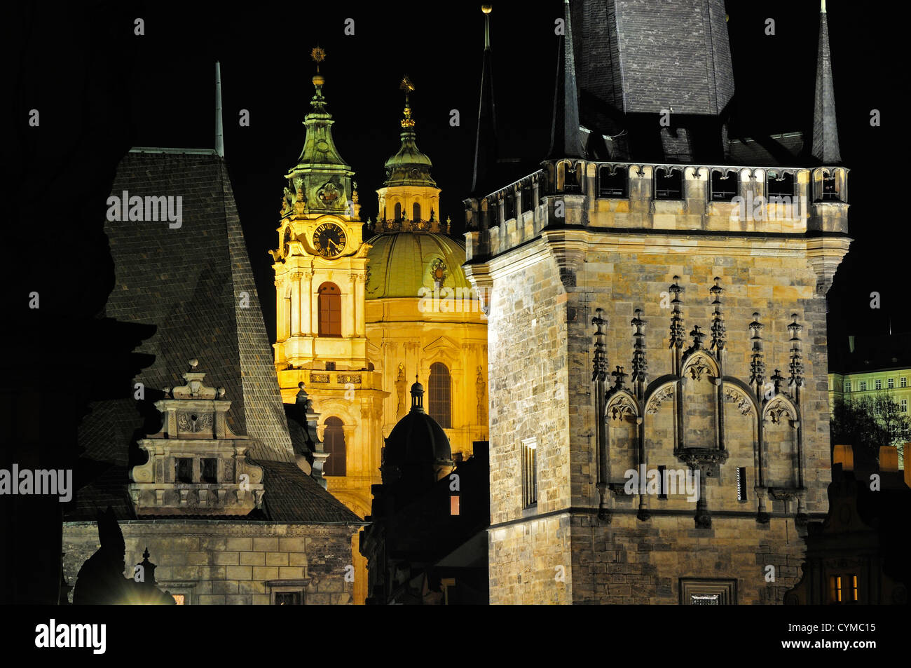 Prague, République tchèque. Prague la nuit. Le Pont Charles et l'église Saint-Nicolas Banque D'Images