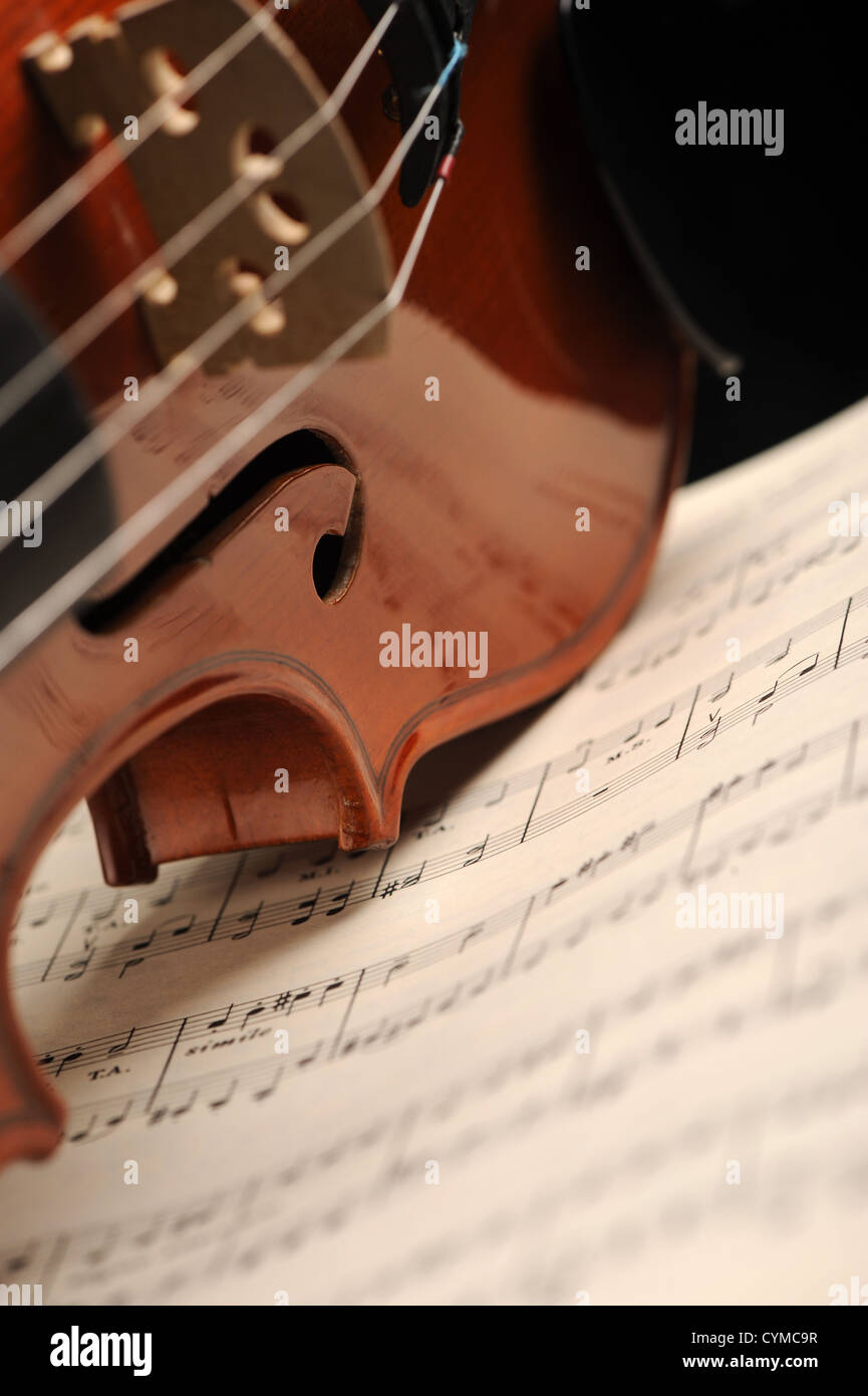 Shot élégant d'un violon sur une feuille de musique Banque D'Images