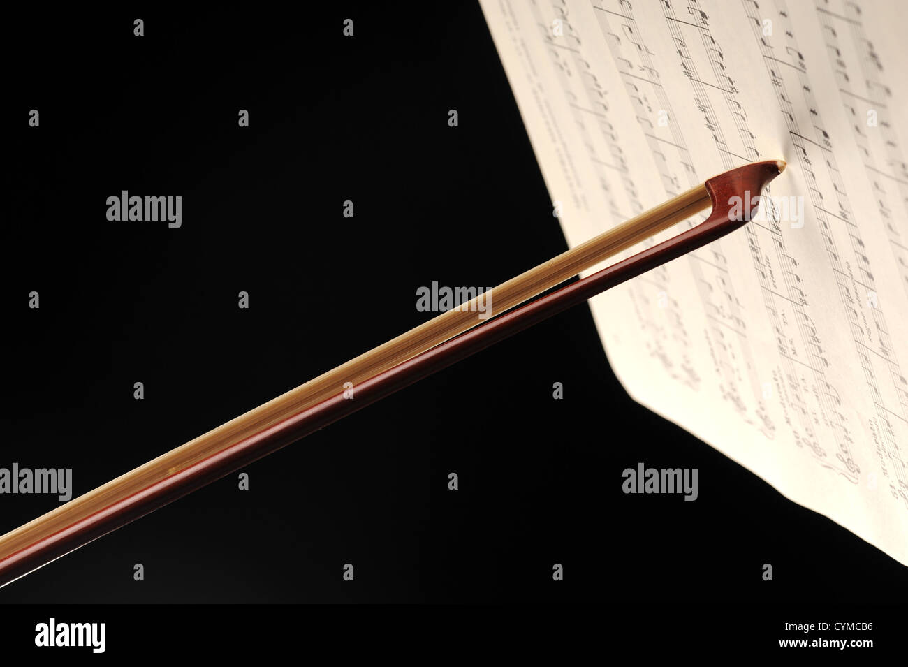 Sur une feuille de musique bow Banque D'Images