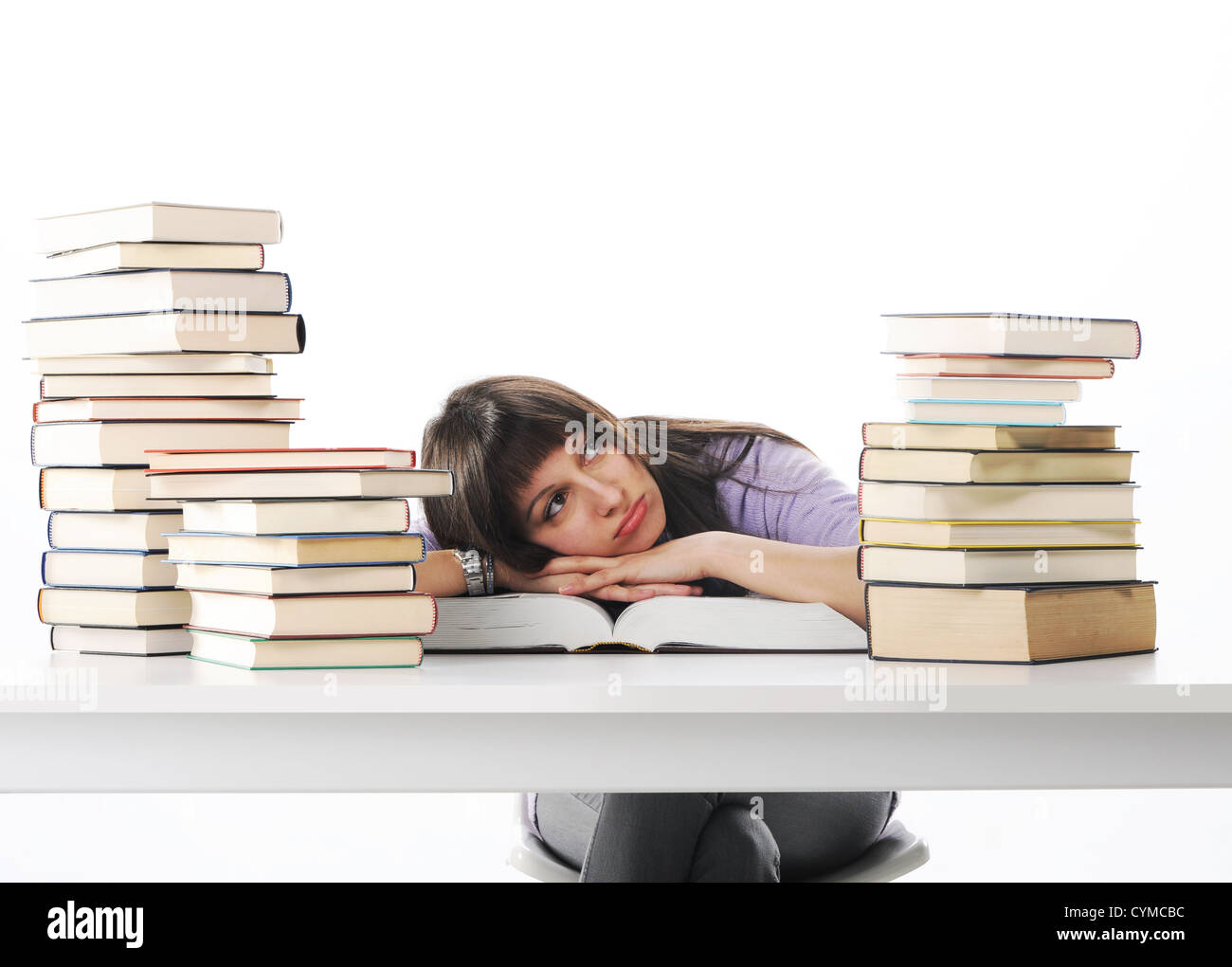 Fatigué d'études, jeune femme sur son bureau avec des livres, des photos sur mon portfolio Banque D'Images