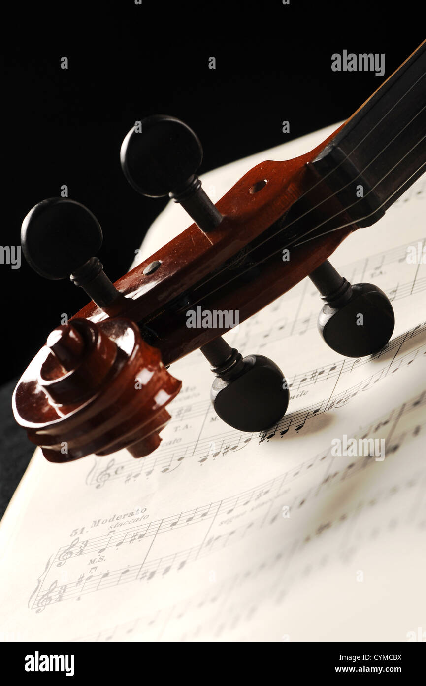 Shot élégant d'un violon sur une feuille de musique Banque D'Images