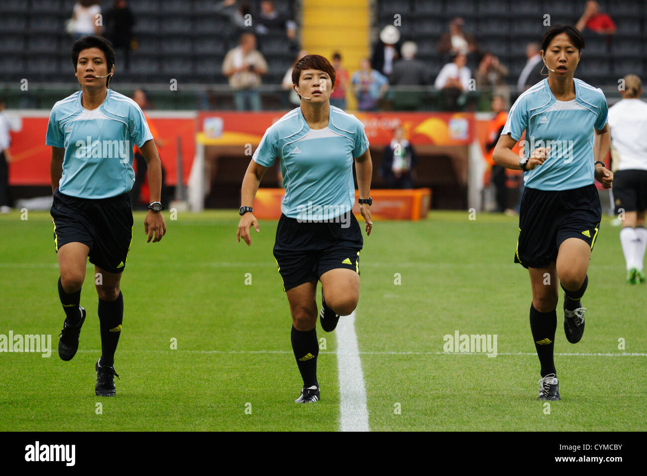 L'équipe des arbitres se réchauffe avant un match du Groupe de la Coupe du monde féminine de la FIFA A entre l'Allemagne et le Nigeria au stade de la Coupe du monde féminine de la FIFA le 30 juin 2011 à Francfort, en Allemagne. Usage éditorial exclusif. Utilisation commerciale interdite. Banque D'Images
