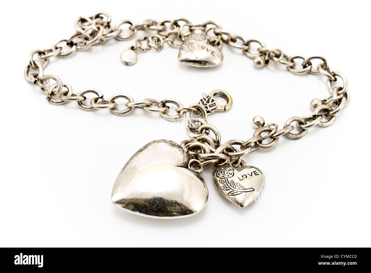 Collier argenté avec pendentifs coeur isolated on white Banque D'Images