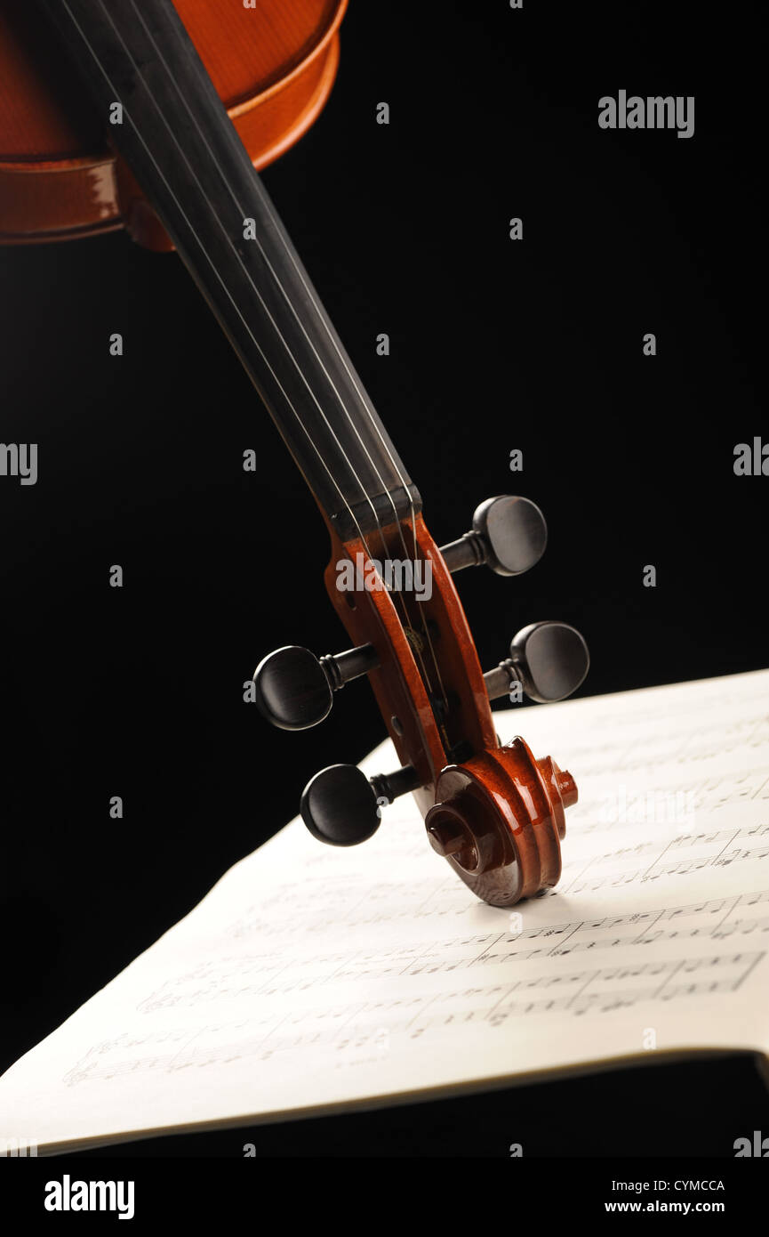 Shot élégant d'un violon sur une feuille de musique Banque D'Images
