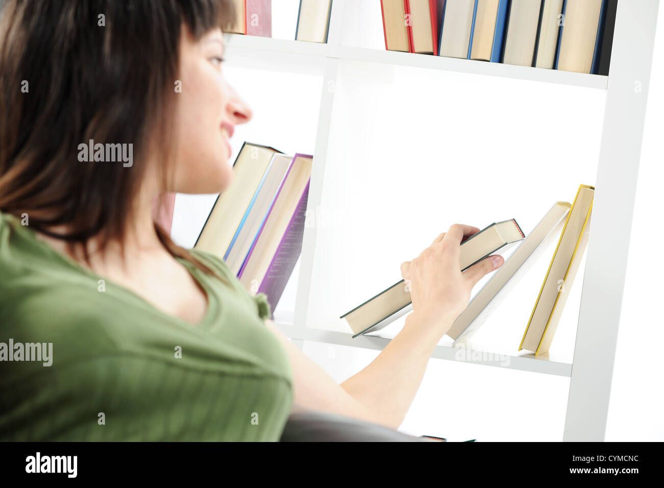Jeune femme à la recherche d'un livre à l'étagère , photo similaire sur mon portefeuille Banque D'Images