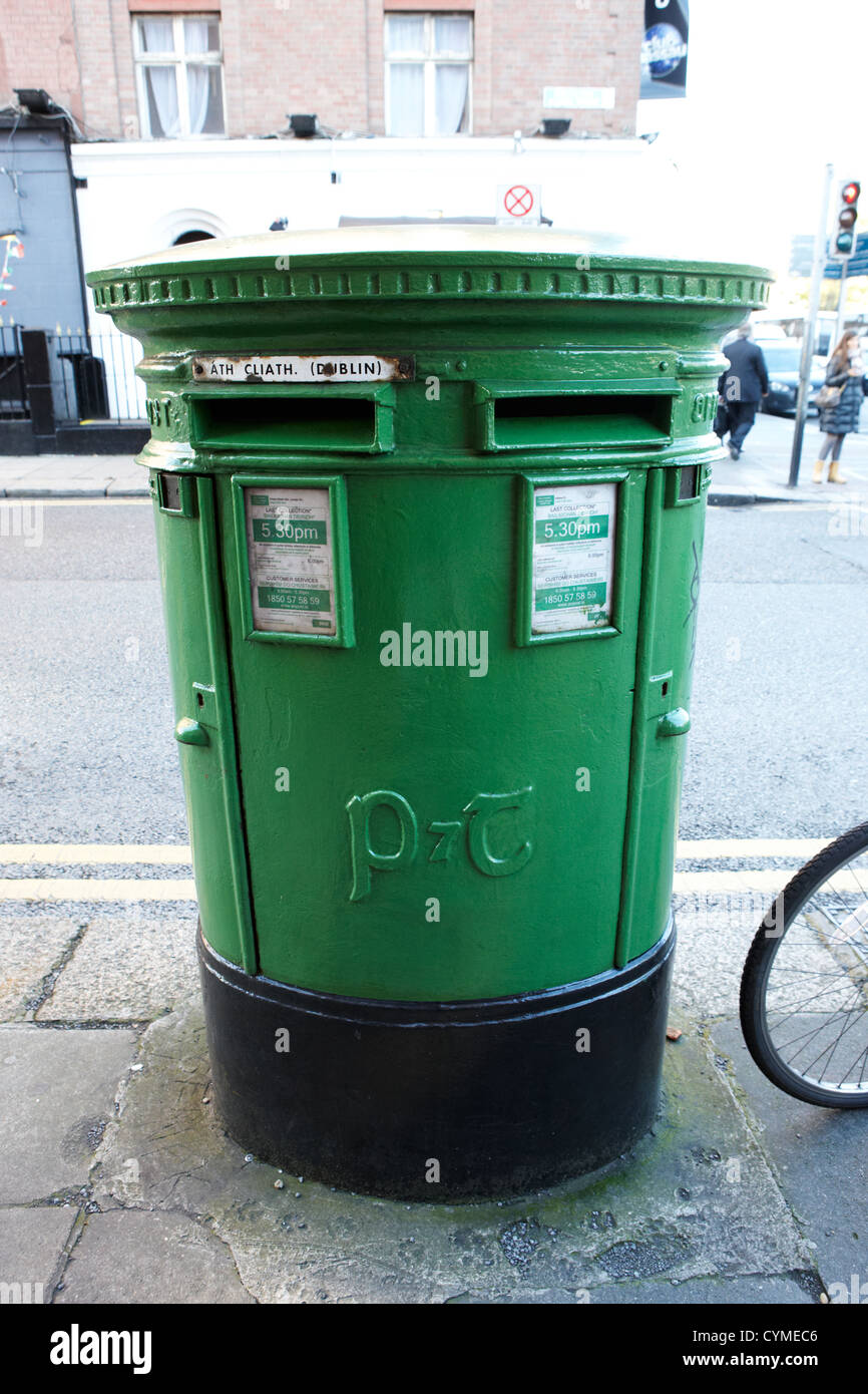 Green post box double irlandais avec des postes et télégraphes logo Dublin République d'Irlande Banque D'Images