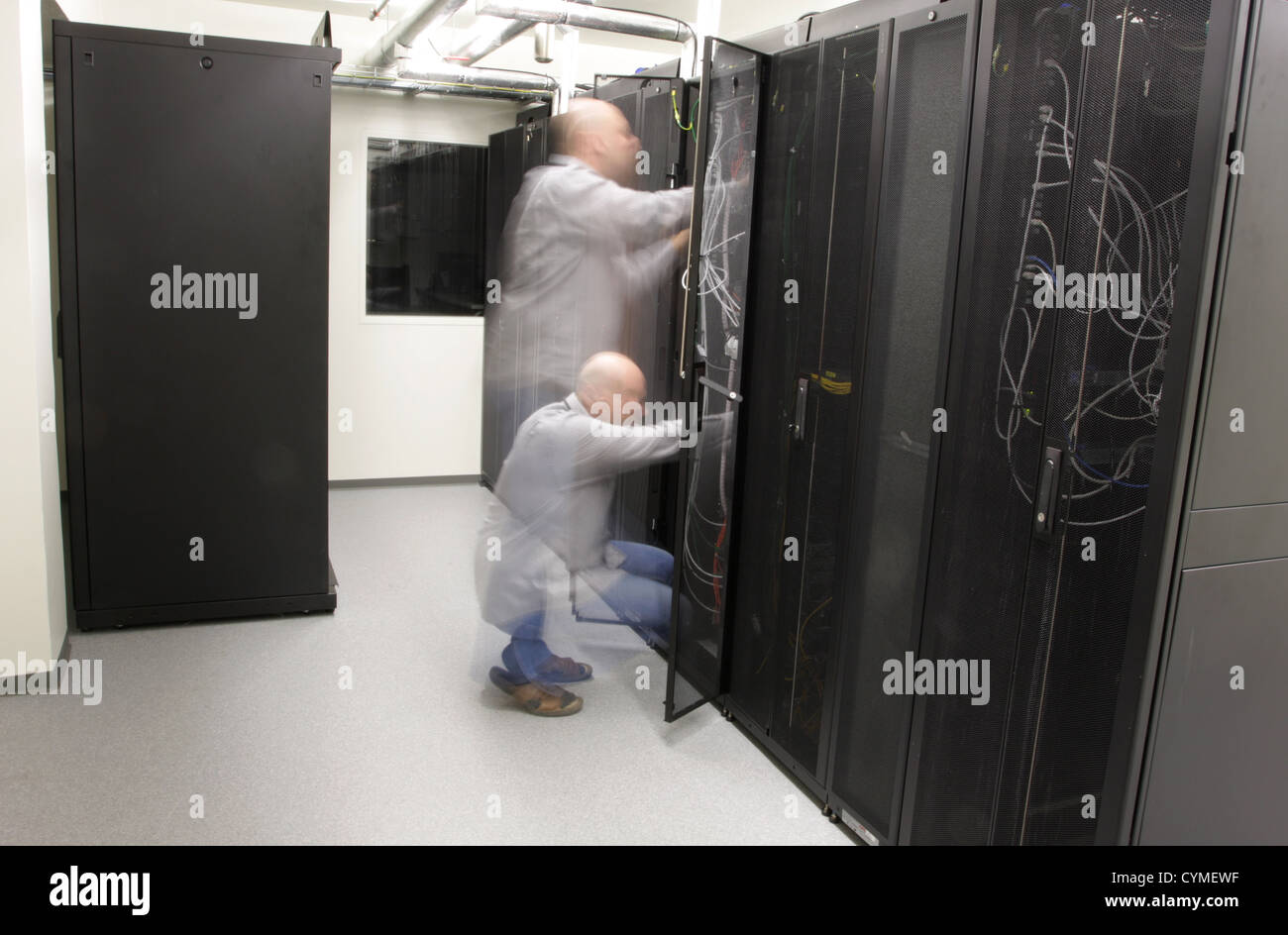 Technicien réseau faisant le travail préventif sur un réseau, d'une exposition longue personne blurres Banque D'Images