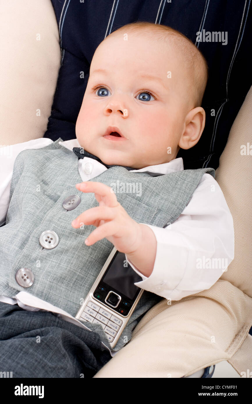 Mignon Bebe Avec De Grands Yeux Bleus Et Telephone Mobile Photo Stock Alamy