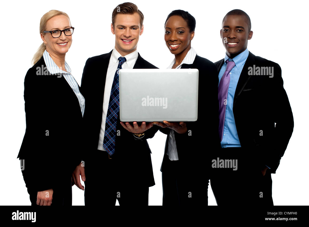 Des collègues d'affaires regardant la vidéo sur ordinateur portable et posant pour l'appareil photo Banque D'Images