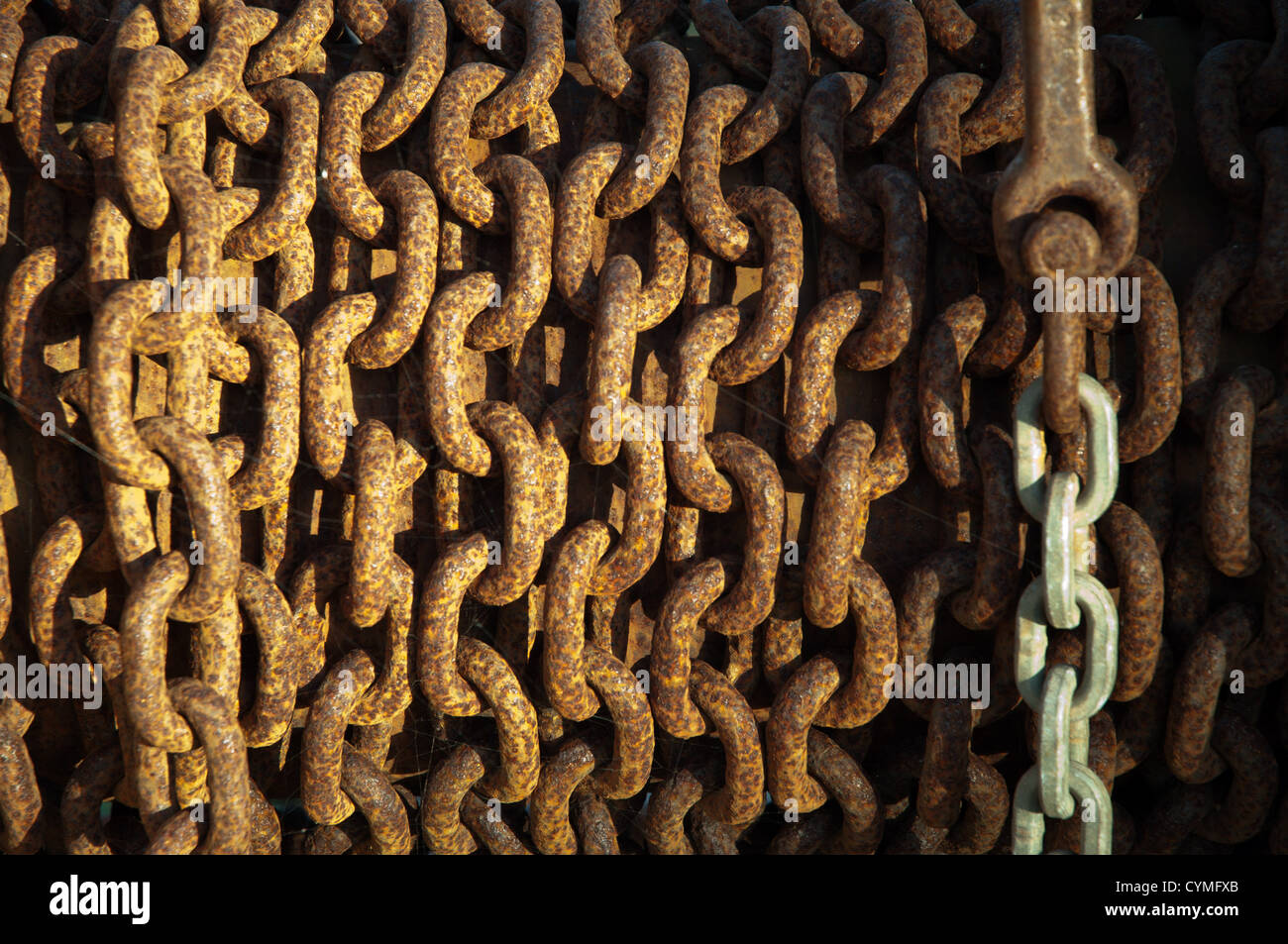 La rouille des chaînes de fer sur le port de treuil à tambour jusqu'à proximité des textures légères pommelé Banque D'Images