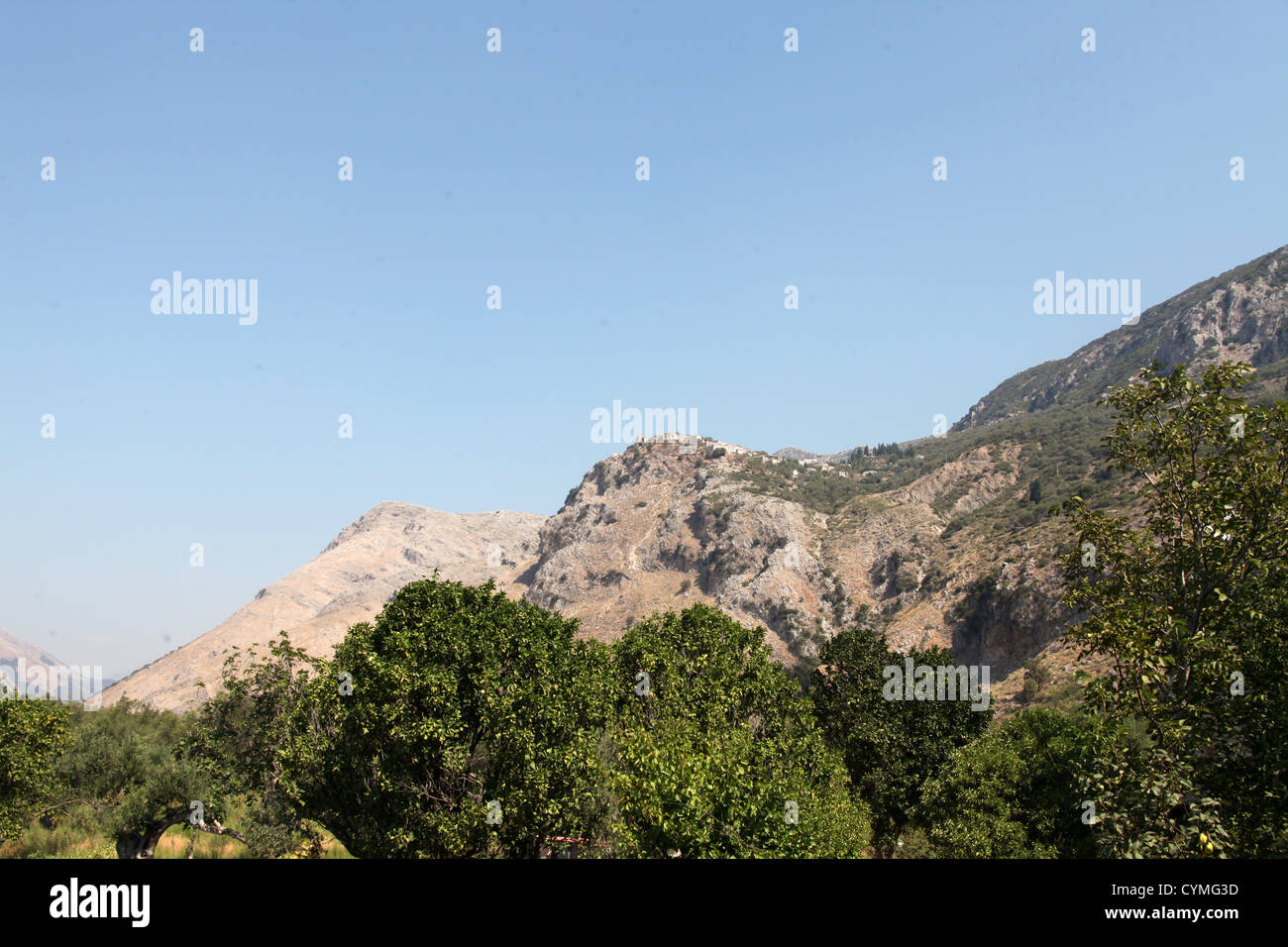 Village perché dans les montagnes du sud de l'Albanie Banque D'Images