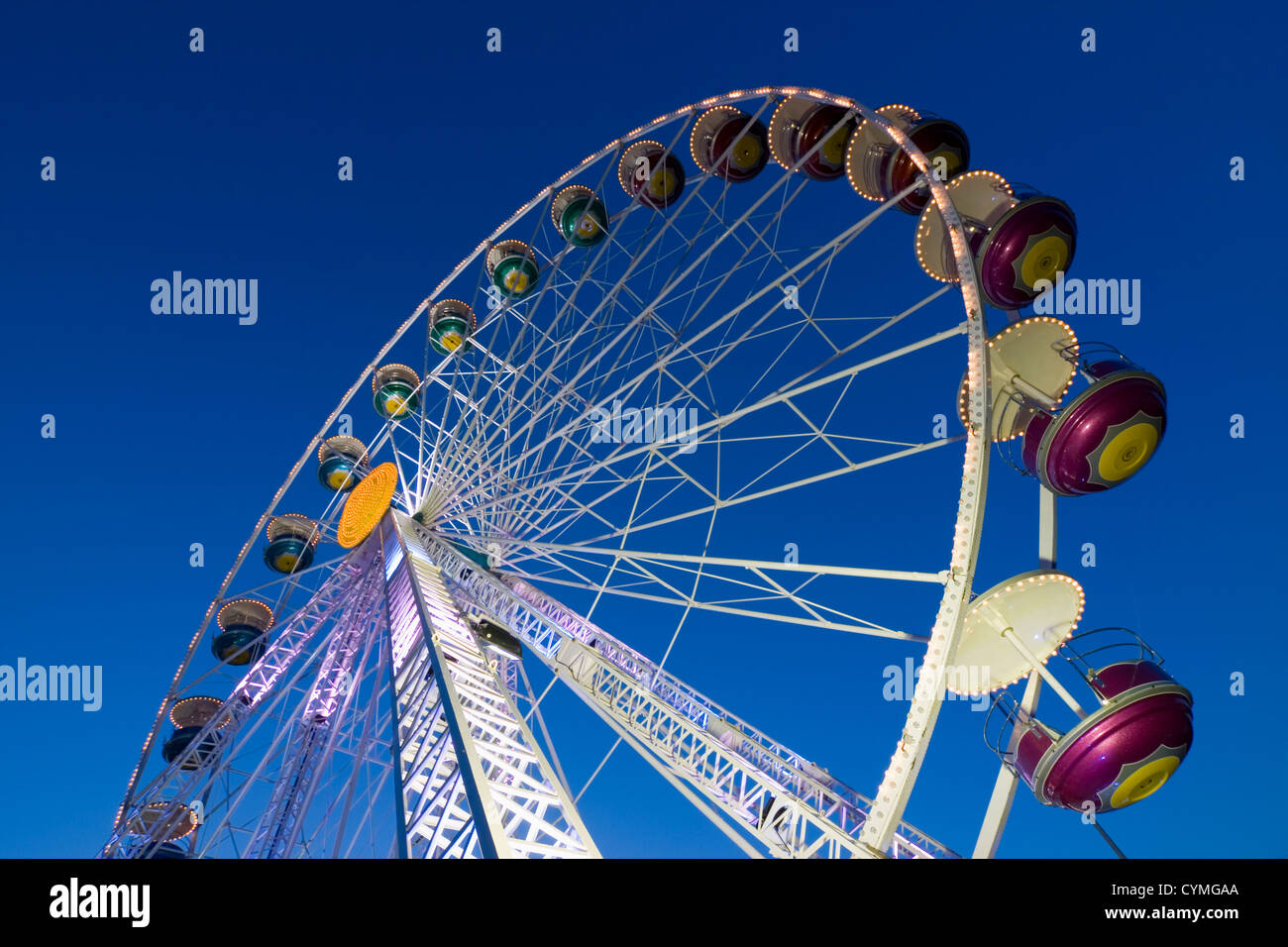 Grande roue dans un amusement park Banque D'Images