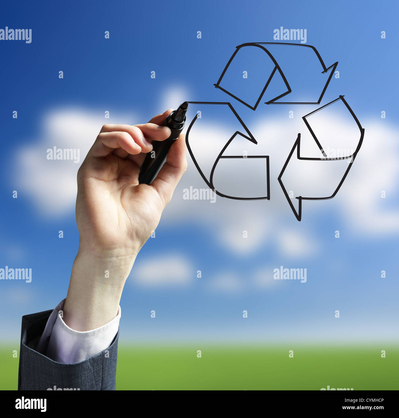 Businessman hand drawing un logo de recyclage Banque D'Images