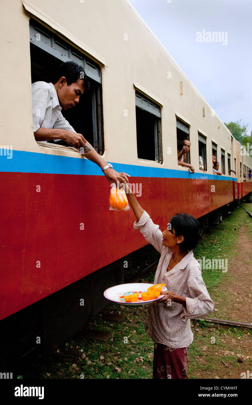 Les vendeurs de vendre la nourriture birmane aux passagers sur le train de pyin u lwin à Hsipaw - Myanmar Banque D'Images