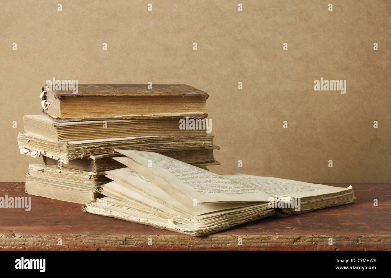 Une Pile De Vieux Livres Et Un Livre Ouvert Photo Stock Alamy Une Pile De Vieux Livres Et Un Livre Ouvert Photo Stock Alamy