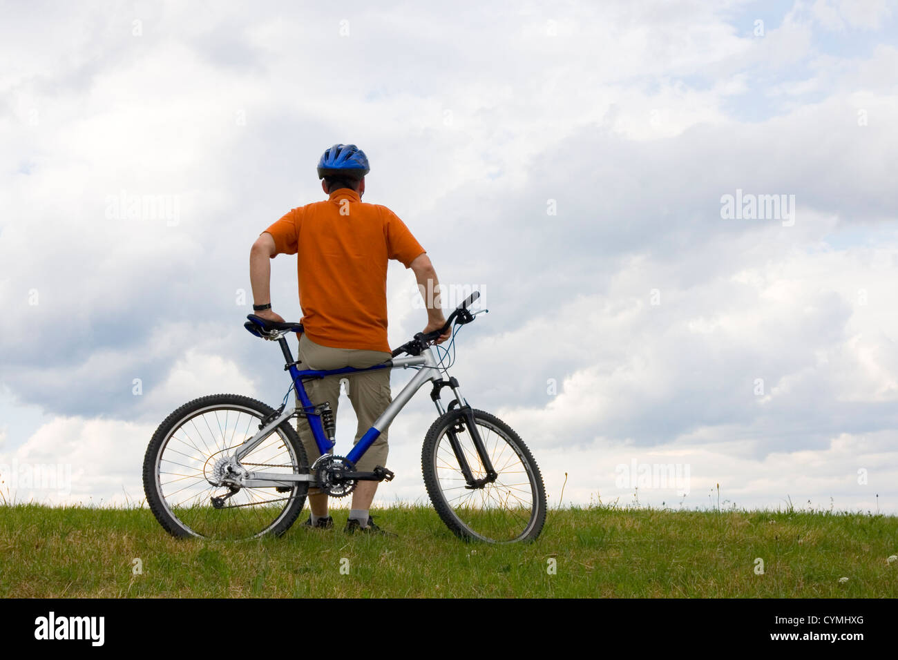 Homme debout par son vtt Banque D'Images