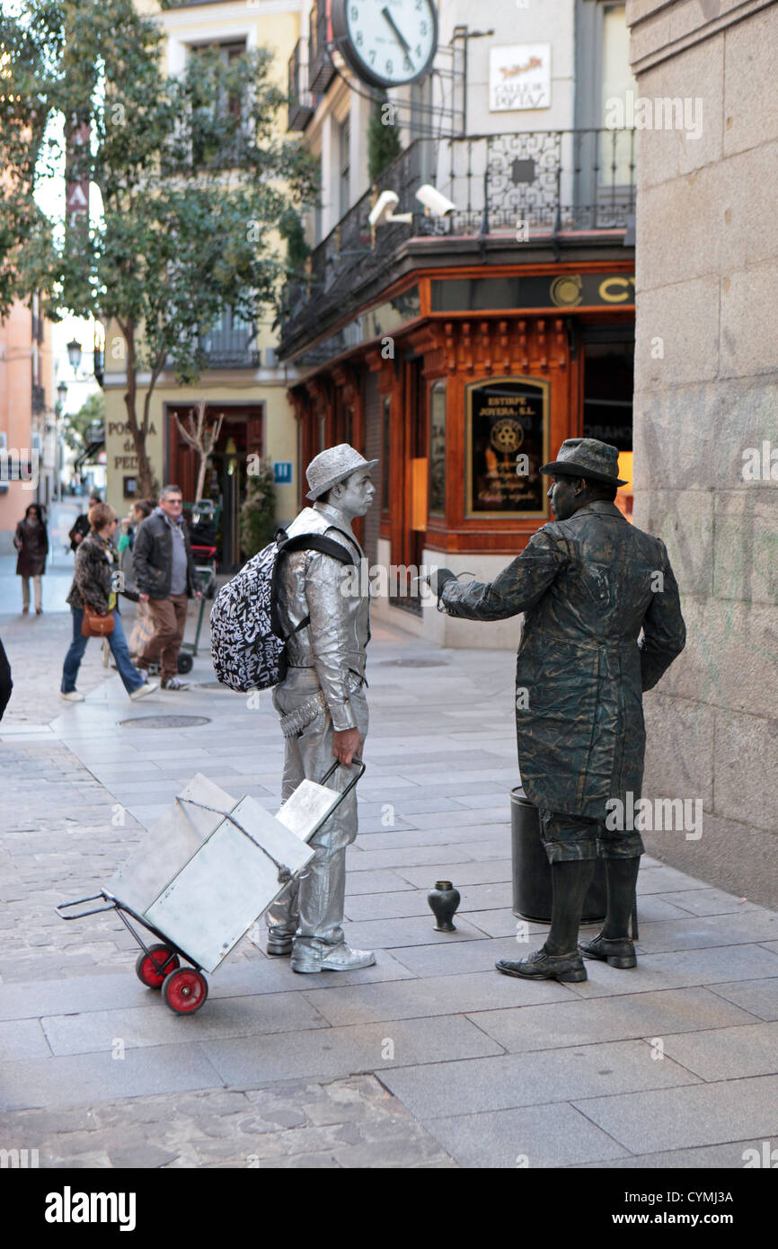 Amuseurs publics statues humaines se parler hors de caractère, Madrid, Espagne Banque D'Images