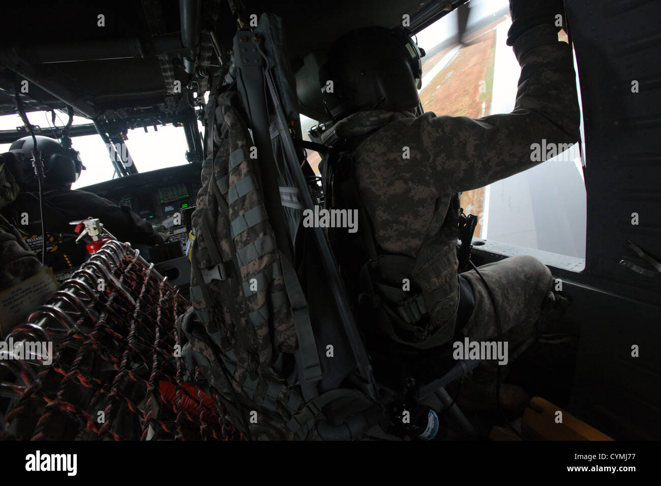 Des aviateurs 1-150ème bataillon d'hélicoptères d'assaut, New Jersey Army National Guard, sur une mission de recherche et de sauvetage pour les résidents du New Jersey, à la suite de l'Ouragan Sandy le 30 octobre 2012. (U.S. Air Force photo par le Sgt. Mark C. Olsen/libérés) Banque D'Images