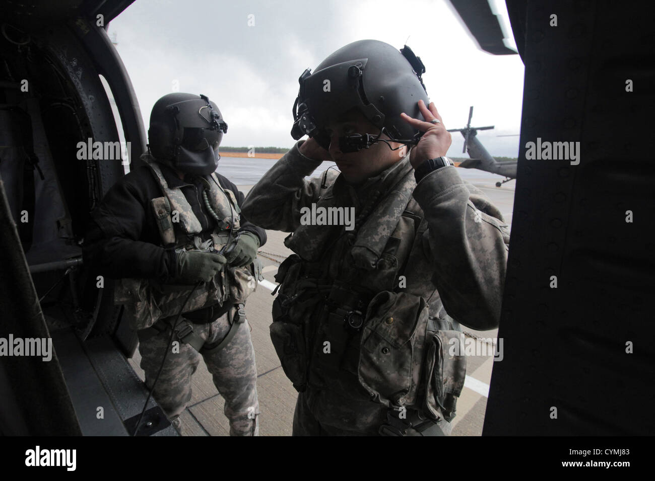 Des aviateurs 1-150ème bataillon d'hélicoptères d'assaut, New Jersey Army National Guard, préparer pour aller sur une mission de recherche et de sauvetage pour les résidents du New Jersey, à la suite de l'Ouragan Sandy le 30 octobre 2012. (U.S. Air Force photo par le Sgt. Mark C. Olsen/libérés) Banque D'Images