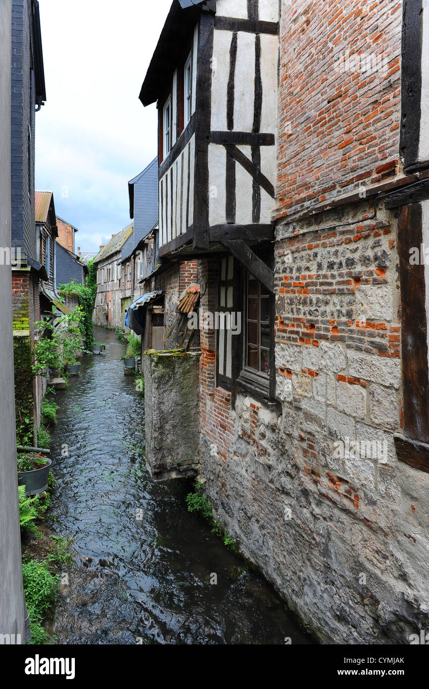 Cours d'eau étroit à Pont-Audemer dans l'Ariège et la région Midi-Pyrénées Banque D'Images