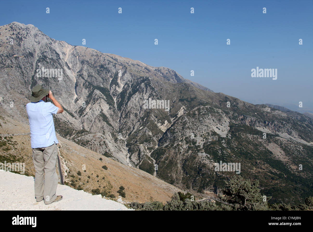 En admirant la vue depuis le Col Llogara dans le sud de l'Albanie Banque D'Images