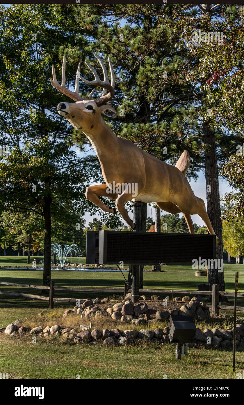 Statue d'un cerf au Club de Golf de Saint Germain à Saint-Germain, Wisconsin Banque D'Images