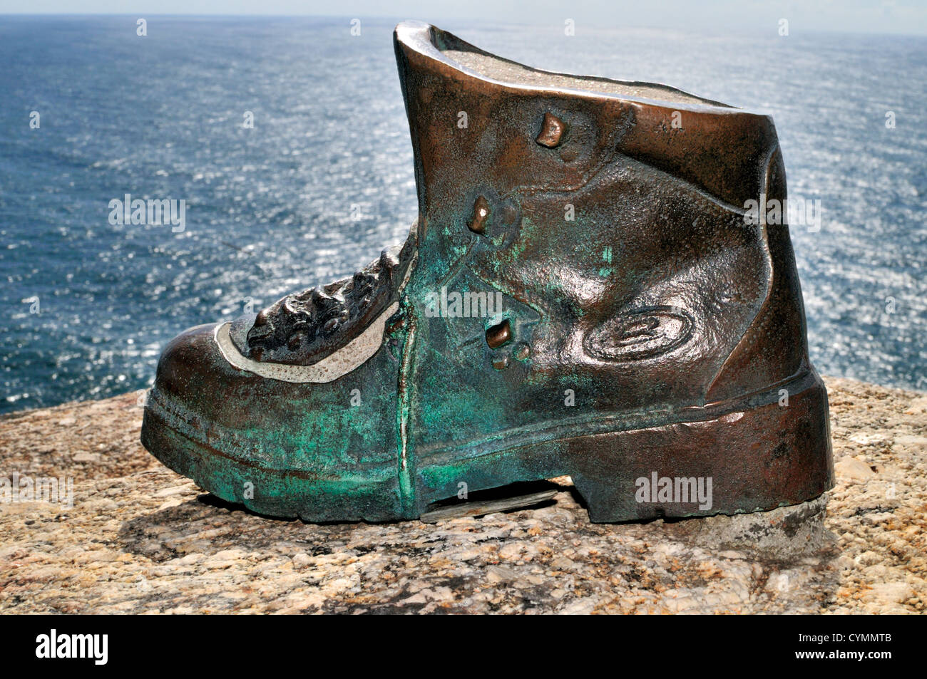 Espagne : Boot la sculpture comme un symbole pour le pèlerinage de Saint-Jacques au Cap Fisterra en Galice Banque D'Images