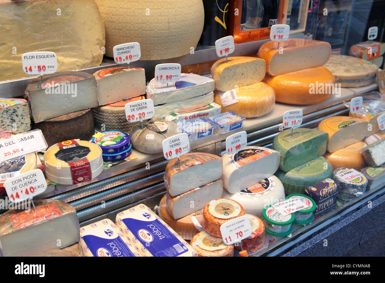 Vitrine de fromage dans le centre de Madrid, montrant gamme énorme sélection de fromages européens, l'Espagne. Banque D'Images