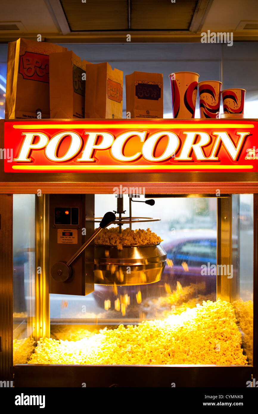 Une machine à pop-corn devant un cinéma Photo Stock - Alamy