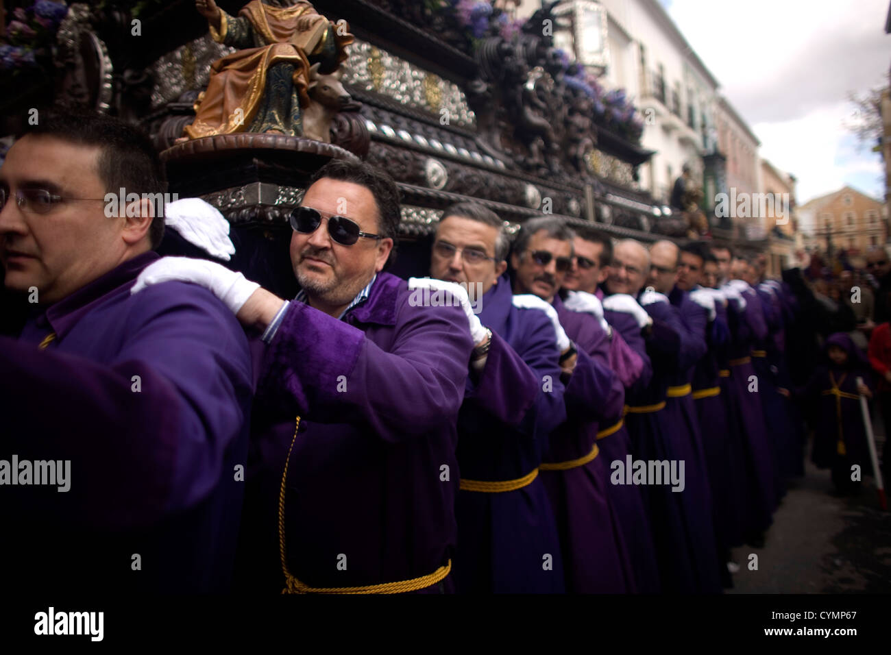 Procession de la semaine Sainte de pâques à Puente Genil dans la province de Cordoue, Espagne, le 3 avril 2012. Banque D'Images