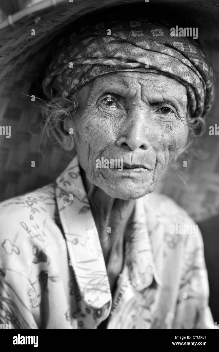 Une vieille femme indonésienne avec un chapeau de paille à Lombok, Indonésie. Banque D'Images