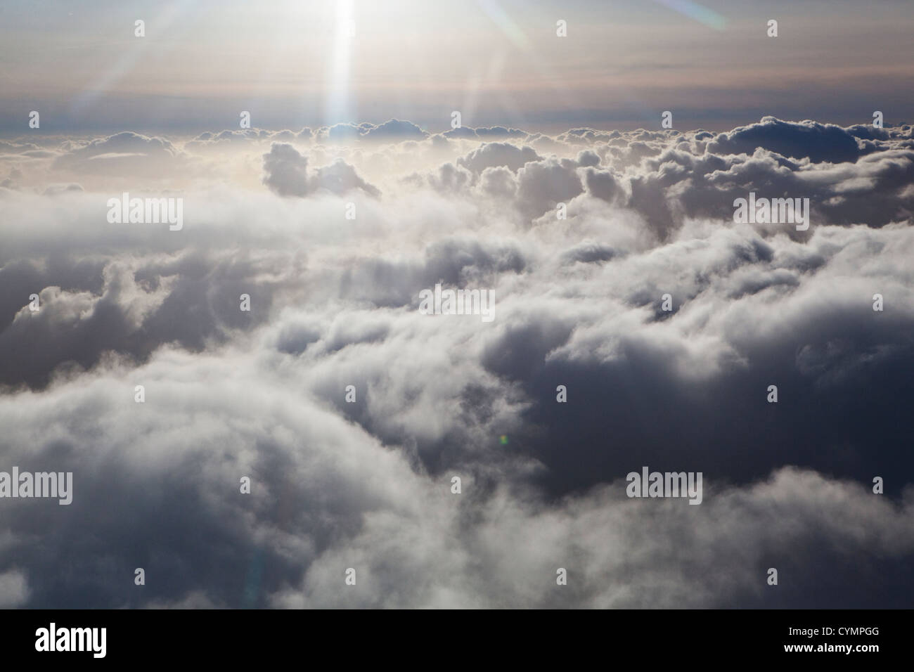 Nuages de tempête dramatiques vu de dessus dans un avion. Banque D'Images