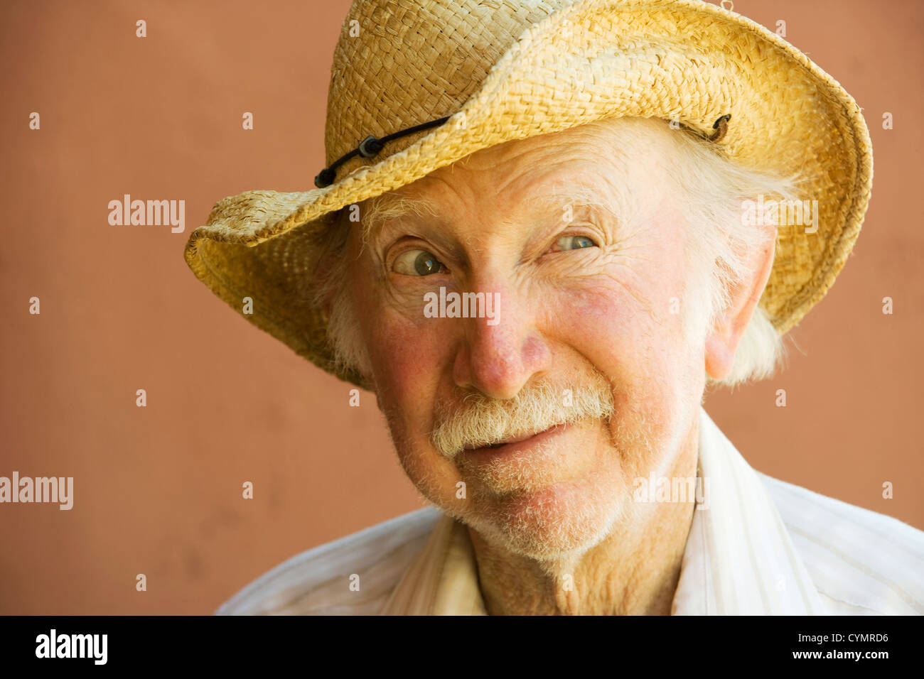 Senior Citizen homme dans un chapeau de cow-boy de paille Banque D'Images